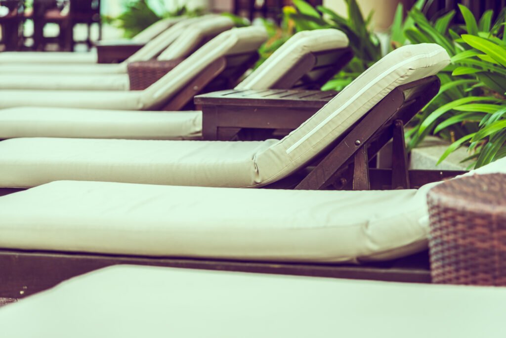 camastros de color crema en alberca