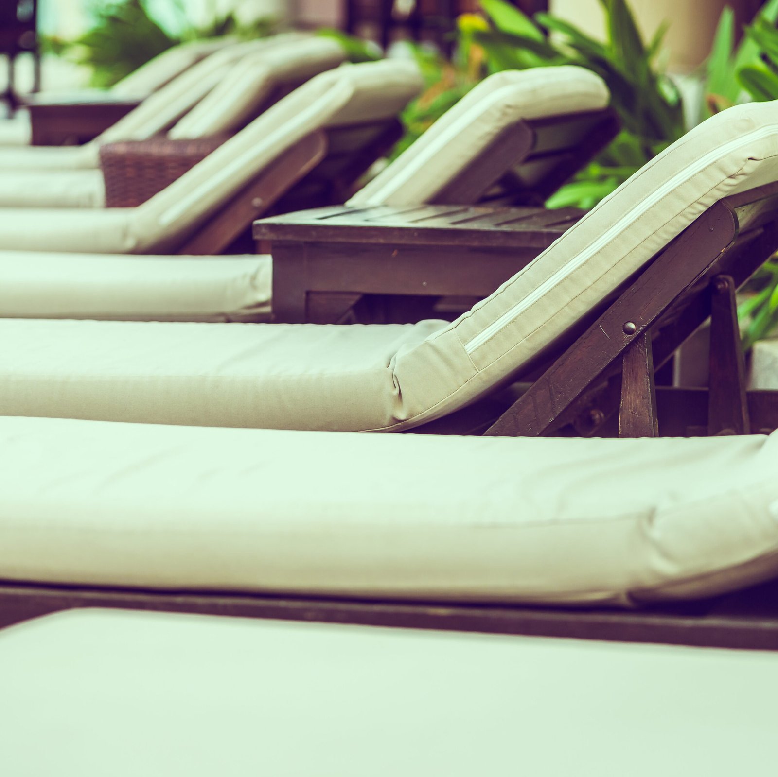 camastros de color crema en alberca