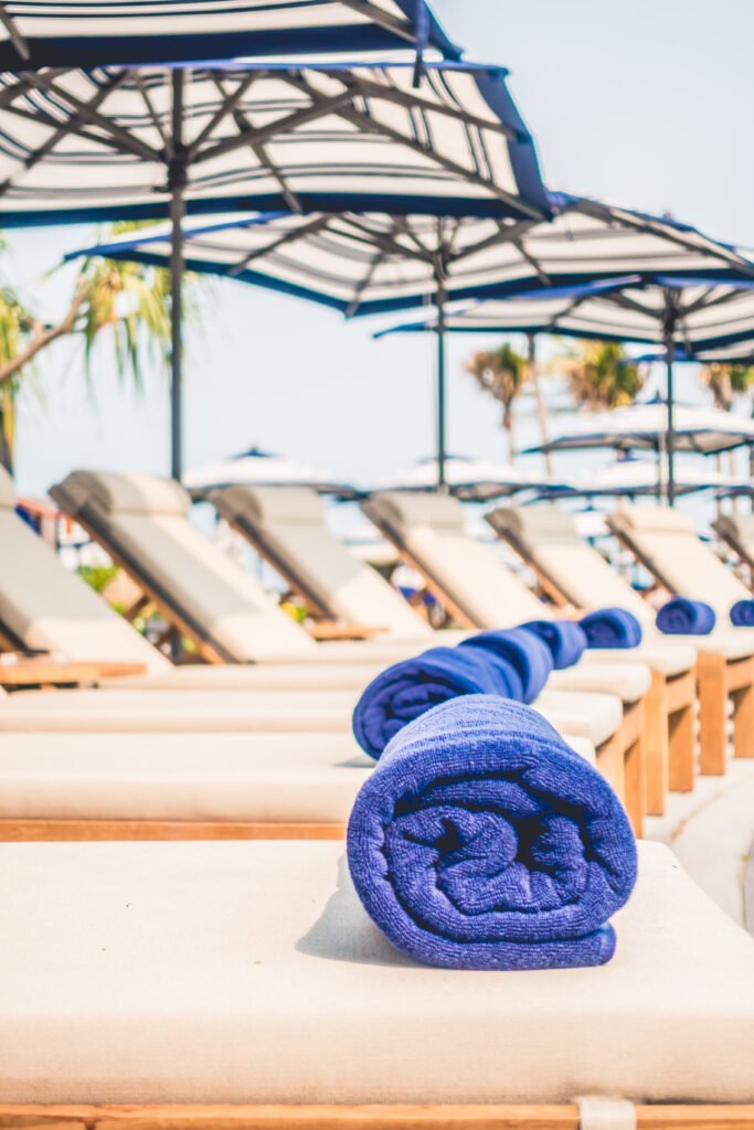 fotografia de camastros a las afueras del hotel Villanueva